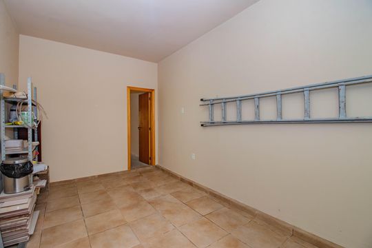 Garagem de casa à venda com 5 quartos, 200m² em São Geraldo, Porto Alegre