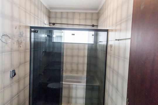 Banheiro da Suíte de casa de condomínio para alugar com 4 quartos, 500m² em Alphaville, Santana de Parnaíba