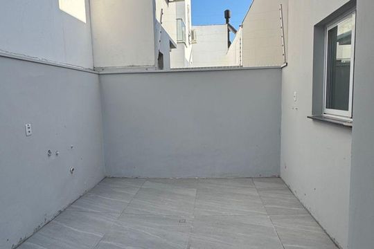 Área externa de casa à venda com 2 quartos, 90m² em São José, Canoas