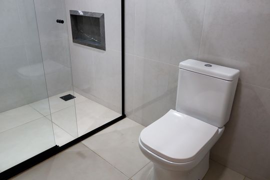 Banheiro de apartamento à venda com 2 quartos, 64m² em Piratininga, Osasco