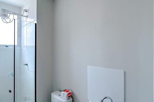 Banheiro social de apartamento para alugar com 2 quartos, 43m² em Penha de França, São Paulo