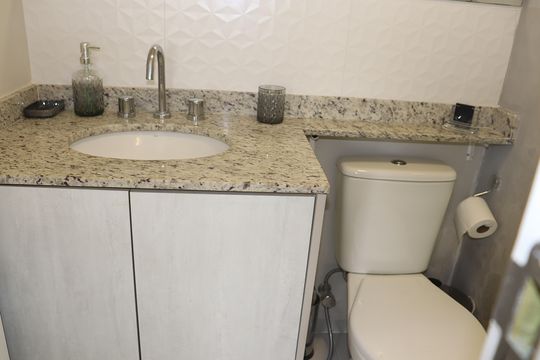 Banheiro de kitnet/studio para alugar com 1 quarto, 25m² em Bela Vista, São Paulo