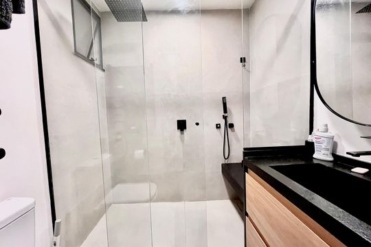 Banheiro  de kitnet/studio à venda com 1 quarto, 42m² em Copacabana, Rio de Janeiro