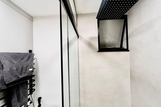 Banheiro  de kitnet/studio à venda com 1 quarto, 42m² em Copacabana, Rio de Janeiro