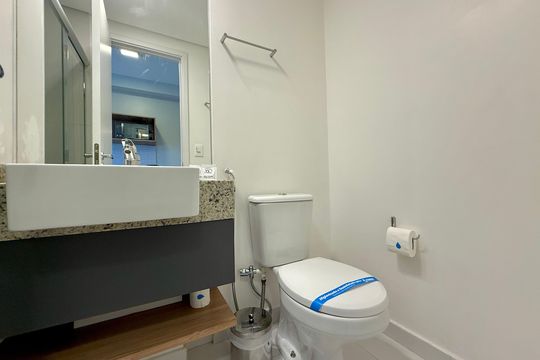 Banheiro  de kitnet/studio para alugar com 0 quarto, 22m² em Jardim das Acacias, São Paulo