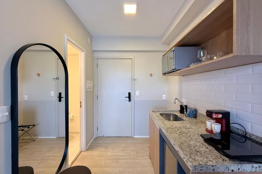 Cozinha  de kitnet/studio para alugar com 0 quarto, 22m² em Jardim das Acacias, São Paulo