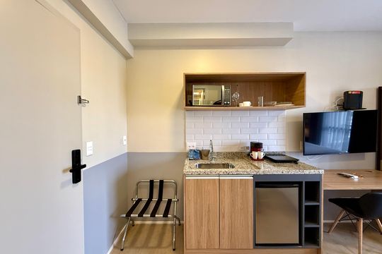 Cozinha  de kitnet/studio para alugar com 0 quarto, 22m² em Jardim das Acacias, São Paulo