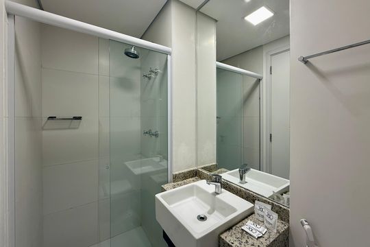Banheiro  de kitnet/studio para alugar com 1 quarto, 22m² em Jardim das Acacias, São Paulo