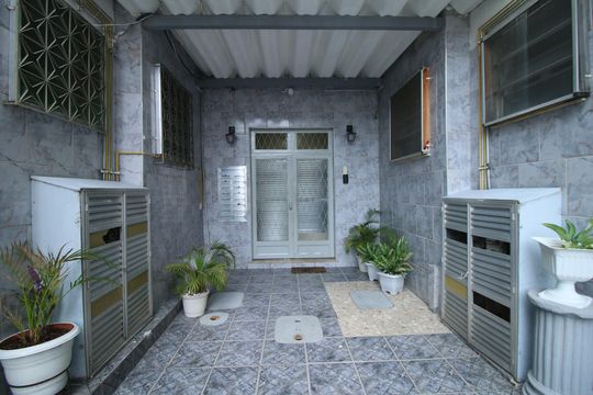 Fachada e portaria de apartamento à venda com 2 quartos, 50m² em Olaria, Rio de Janeiro