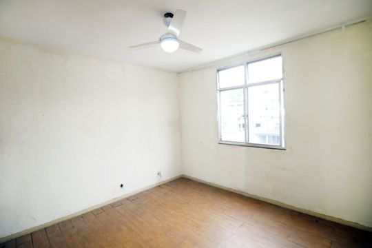 Sala de apartamento à venda com 2 quartos, 50m² em Olaria, Rio de Janeiro
