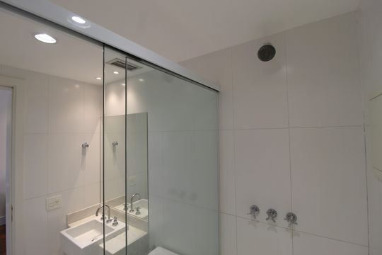 Banheiro de apartamento para alugar com 1 quarto, 48m² em Vila Nova Conceição, São Paulo