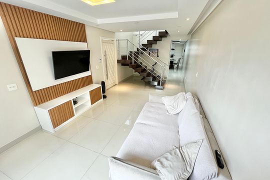Casa à venda com 3 quartos, 247m² em Vila Pita, São Paulo