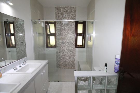 Banheiro de casa de condomínio para alugar com 5 quartos, 464m² em Quinta das Flores, São José dos Campos