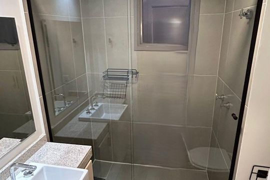 Banheiro de apartamento à venda com 3 quartos, 114m² em Passo da Areia, Porto Alegre