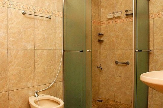 Banheiro 1 de apartamento para alugar com 3 quartos, 110m² em Independência, Porto Alegre