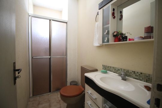 Banheiro de apartamento à venda com 2 quartos, 83m² em Jardim do Salso, Porto Alegre