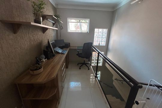 Escritório de casa à venda com 3 quartos, 122m² em Vila do Bosque, São Paulo