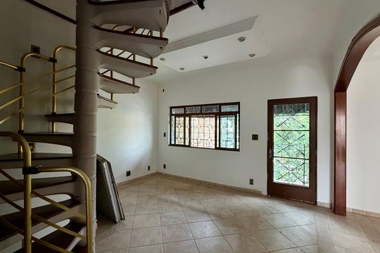 Casa à venda com 5 quartos, 130m² em Jardim Ivana, São Paulo