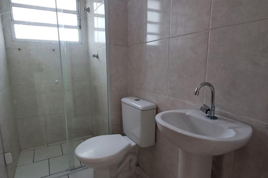 Banheiro de apartamento para alugar com 2 quartos, 50m² em Núcleo do Engordador, São Paulo