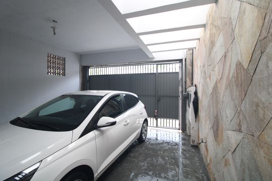 Garagem de casa à venda com 3 quartos, 125m² em Jardim Luanda, São Paulo
