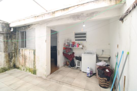 Fundos da casa lavanderia de casa à venda com 3 quartos, 125m² em Jardim Luanda, São Paulo