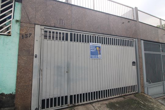 Fachada de casa à venda com 3 quartos, 125m² em Jardim Luanda, São Paulo