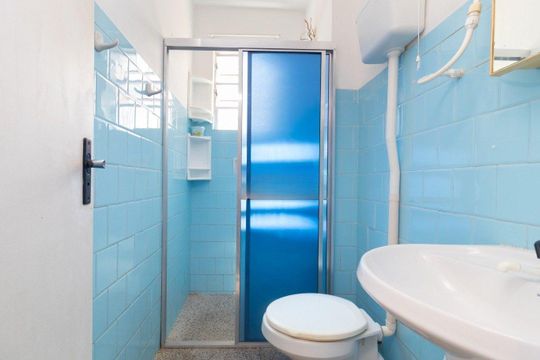 Banheiro  de apartamento para alugar com 2 quartos, 49m² em Santo Antônio, Porto Alegre