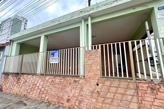 Placa instalada na fachada do imóvel  de casa à venda com 3 quartos, 175m² em Vila Galvão, Guarulhos