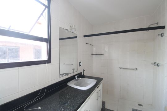 Banheiro da suíte 1 de apartamento para alugar com 3 quartos, 343m² em Jacarepaguá, Rio de Janeiro