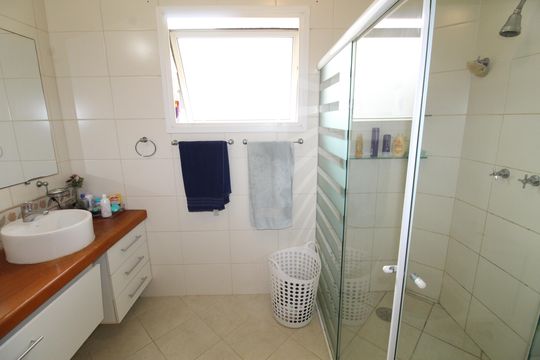 Banheiro da Suíte 2 de casa de condomínio para alugar com 4 quartos, 405m² em Urbanova, São José dos Campos