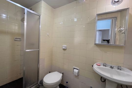 Banheiro Social de apartamento para alugar com 2 quartos, 52m² em Barra da Tijuca, Rio de Janeiro