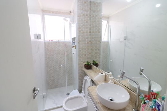 Banheiro de apartamento à venda com 2 quartos, 42m² em Jardim do Lago, Osasco