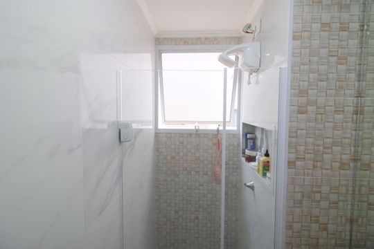 Banheiro de apartamento à venda com 2 quartos, 42m² em Jardim do Lago, Osasco