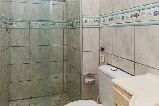 Banheiro de apartamento para alugar com 2 quartos, 52m² em Jardim Itu, Porto Alegre