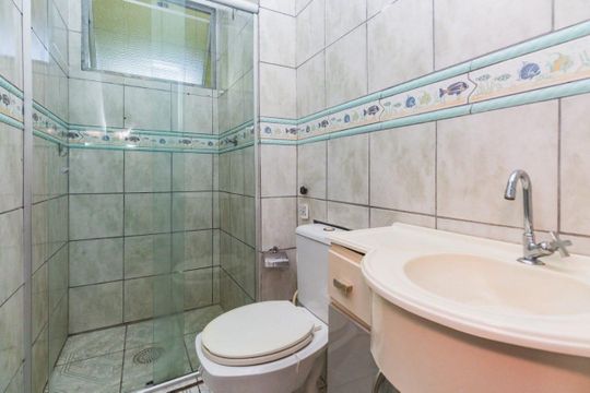 Banheiro de apartamento para alugar com 2 quartos, 52m² em Jardim Itu, Porto Alegre