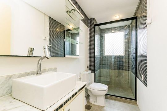 Banheiro  de apartamento para alugar com 2 quartos, 84m² em Rio Branco, Porto Alegre
