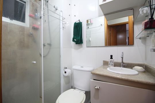 Banheiro de apartamento para alugar com 2 quartos, 65m² em Taquara, Rio de Janeiro