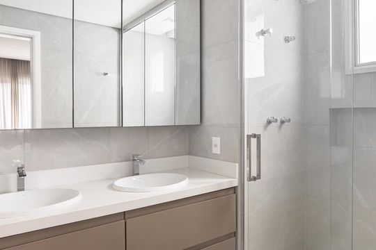 Banheiro da Suíte de apartamento à venda com 2 quartos, 155m² em Vila Olímpia, São Paulo