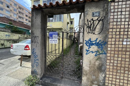 Fachada + plaquinha de casa para alugar com 2 quartos, 42m² em Encantado, Rio de Janeiro