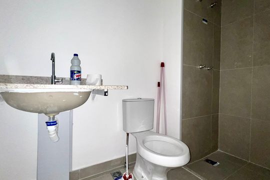 Banheiro da Suíte de kitnet/studio à venda com 1 quarto, 27m² em Pinheiros, São Paulo