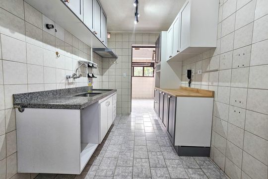 Cozinha de apartamento para alugar com 3 quartos, 103m² em Vila Sao Francisco (zona Sul), São Paulo