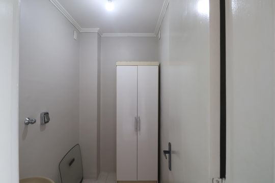 Banheiro de serviço de apartamento para alugar com 2 quartos, 82m² em Centro, Canoas
