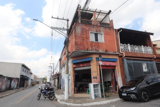 Fachada de casa à venda com 1 quarto, 180m² em Vila Antonieta, São Paulo
