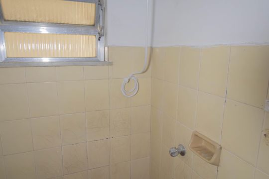 Banheiro de casa para alugar com 1 quarto, 48m² em Colubandê, São Gonçalo