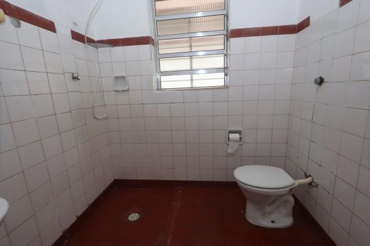Banheiro de baixo de casa à venda com 2 quartos, 85m² em Vila Antonieta, São Paulo