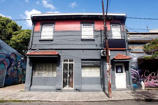 Fachada de casa à venda com 3 quartos, 120m² em Cidade Baixa, Porto Alegre