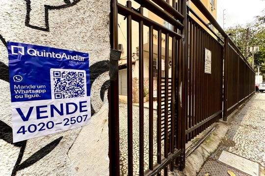 Placa de apartamento à venda com 4 quartos, 140m² em Laranjeiras, Rio de Janeiro