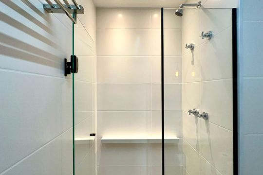 Banheiro de kitnet/studio à venda com 1 quarto, 26m² em Pompeia, São Paulo