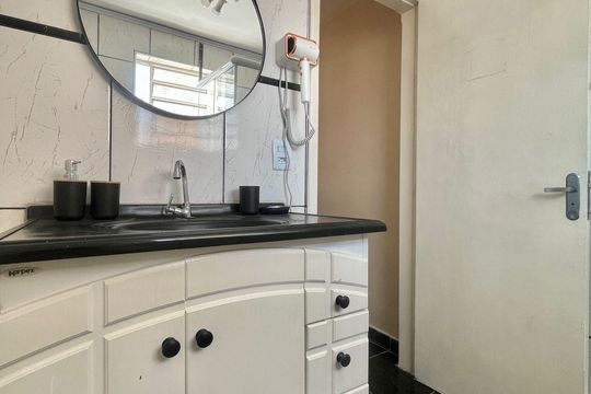 Banheiro de kitnet/studio para alugar com 2 quartos, 50m² em Jardim do Trevo, Campinas
