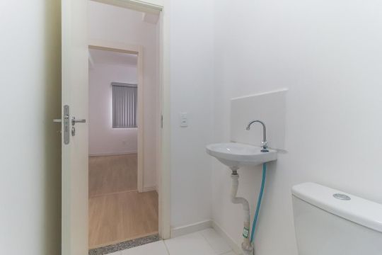 Banheiro social de apartamento para alugar com 2 quartos, 61m² em Jardim Santo Antonio, Poá